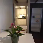 Cozy Downstairs In 公寓